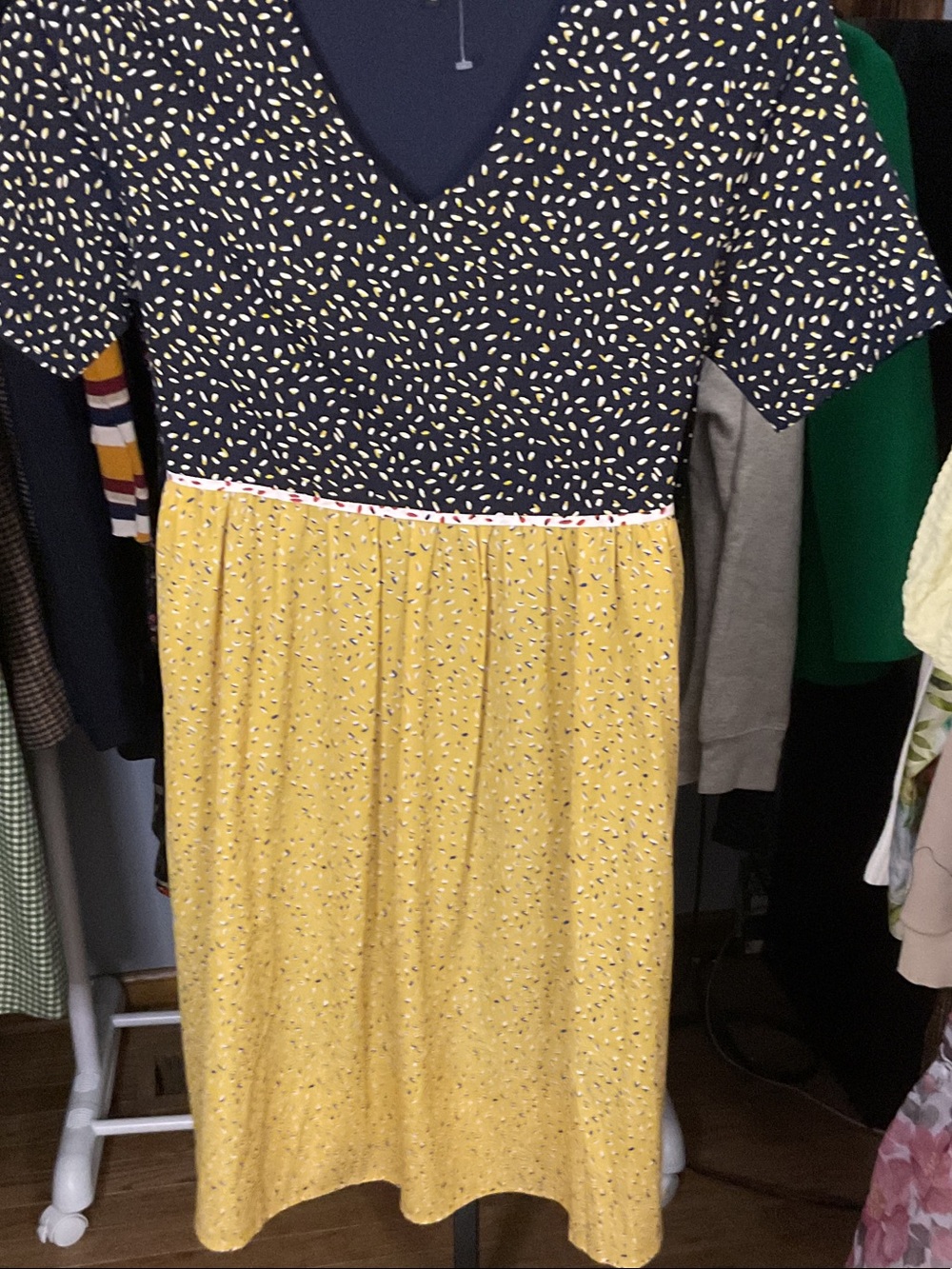 Women’s VINTAGE dress two -Tone Yellow and Navy Printed size small ptp 18 length